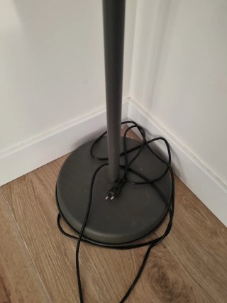 Lámpara IKEA HEKTAR estilo industrial, de pie.