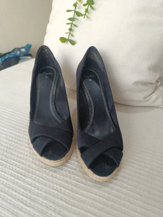 Sandalias cuña Oysho negras talla 38