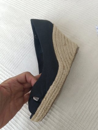 Sandalias cuña Oysho negras talla 38
