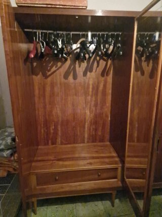 Conjunto armario y mesitas de madera