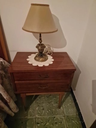 Conjunto armario y mesitas de madera