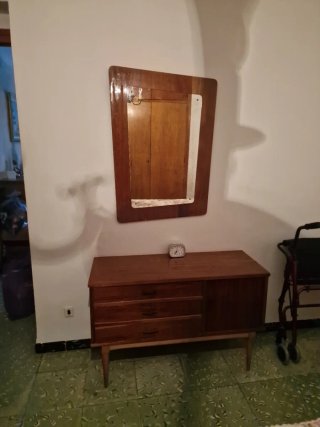 Conjunto armario y mesitas de madera