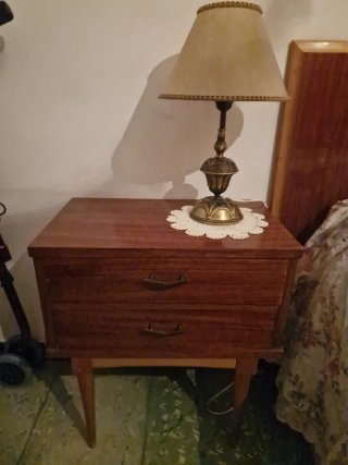 Conjunto armario y mesitas de madera