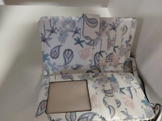 Bolso Parfois floral pequeño móvil y cartera