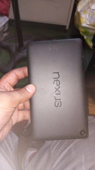 Tablet negra y multicolor