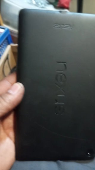 Tablet negra y multicolor