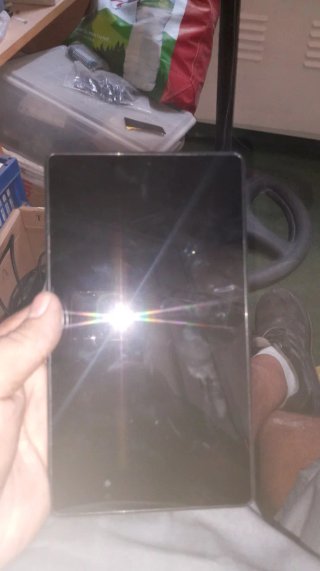 Tablet negra y multicolor