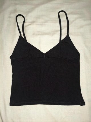 Top negro de tirantes con fruncido en el pecho