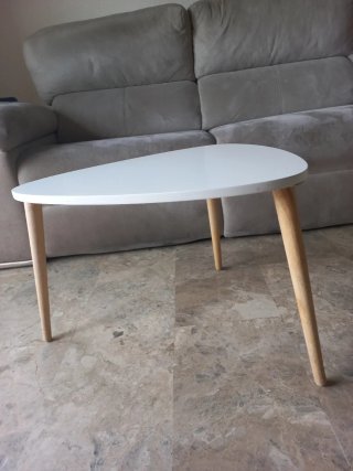 Mesa de centro blanca triangular