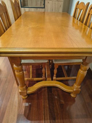 Mesa de comedor de madera+ 4 sillas