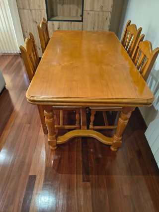 Mesa de comedor de madera+ 4 sillas