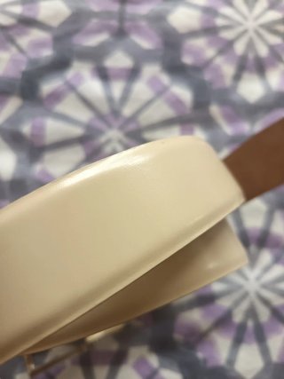 Cinturón beige con hebilla plateada
