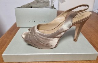 Zapatos Lola Cruz ceremonia peep toe dorados