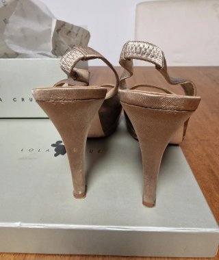 Zapatos Lola Cruz ceremonia peep toe dorados
