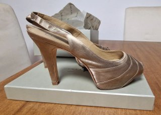 Zapatos Lola Cruz ceremonia peep toe dorados