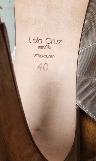 Zapatos Lola Cruz ceremonia peep toe dorados