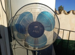 Ventilador de pie Solac azul y plateado