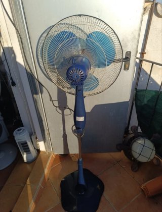 Ventilador de pie Solac azul y plateado