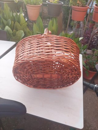 Cesta de mimbre con tapa