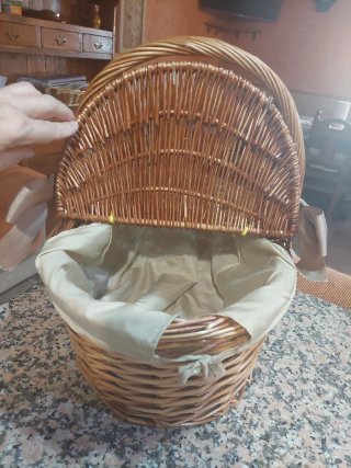 Cesta de mimbre con tapa