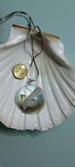 Colgantes resina mar con caracolas, arena y algas
