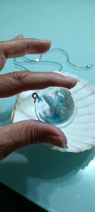 Colgantes resina mar con caracolas, arena y algas