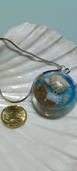 Colgantes resina mar con caracolas, arena y algas