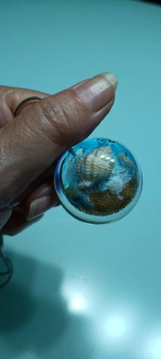Colgantes resina mar con caracolas, arena y algas