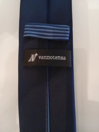 Corbata azul con detalles en relieve