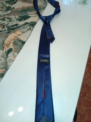 Corbata azul con detalles en relieve