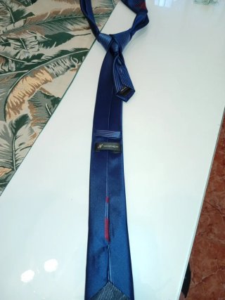 Corbata azul con detalles en relieve