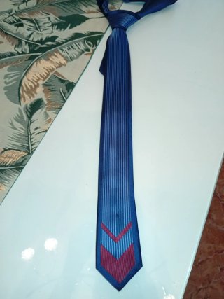Corbata azul con detalles en relieve