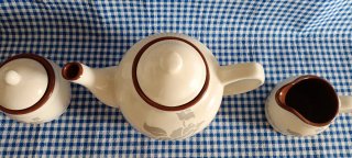 Tetera, azucarero y jarra de leche cerámica