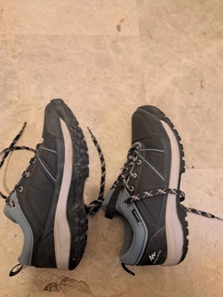 Deportivas Quechua montaña grises
