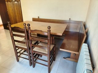 Mesa, banco y 2 sillas de madera