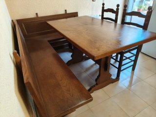 Mesa, banco y 2 sillas de madera