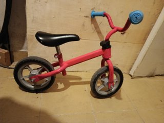 Bicicleta de equilibrio rosa para niños