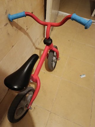 Bicicleta de equilibrio rosa para niños