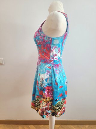 Vestido corto con estampado de peces tropicales