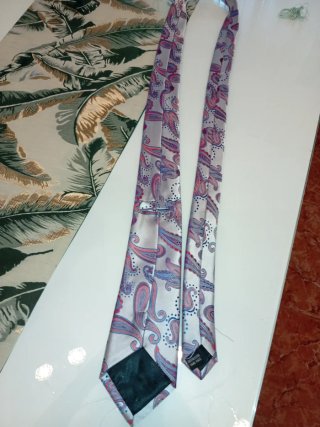 Corbata gris con estampado cachemir