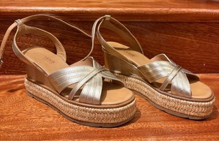 Sandalias doradas Pedro Miralles cuña esparto