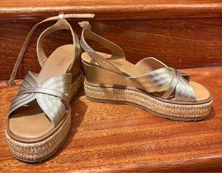 Sandalias doradas Pedro Miralles cuña esparto