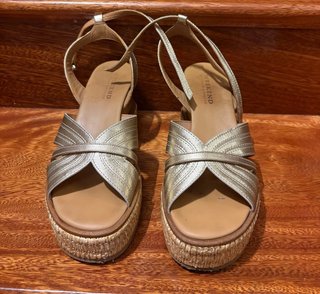 Sandalias doradas Pedro Miralles cuña esparto