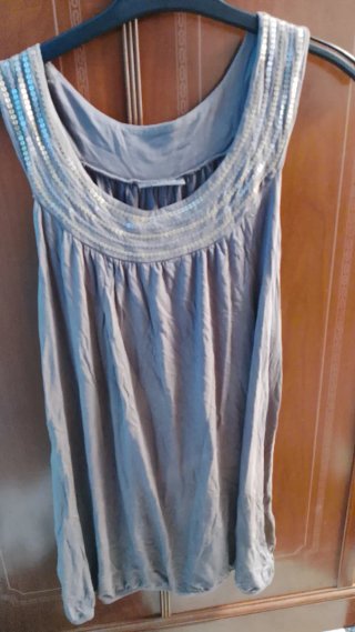 Camiseta gris con detalles plateados