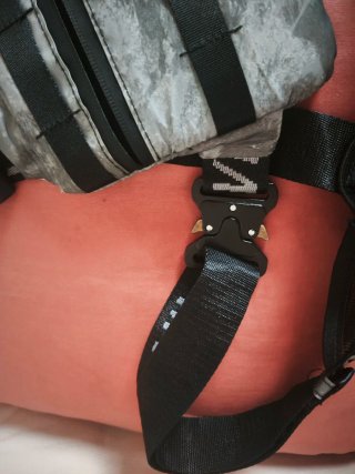 Bolso Bershka camuflaje gris y negro