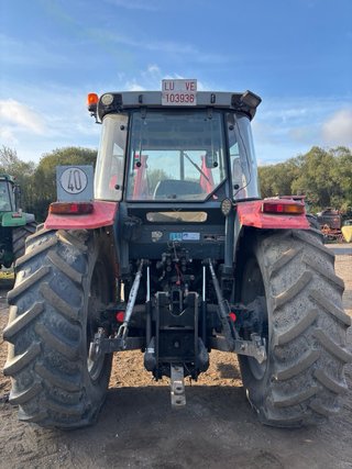 Massey Ferguson 4260 con pala