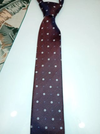 Corbata marrón con detalles florales azul cielo