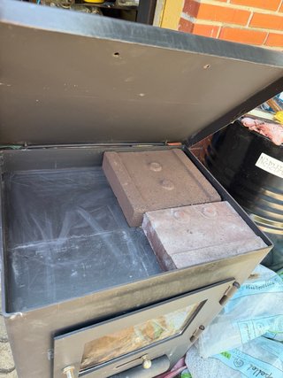 Estufa de leña de metal con ventana