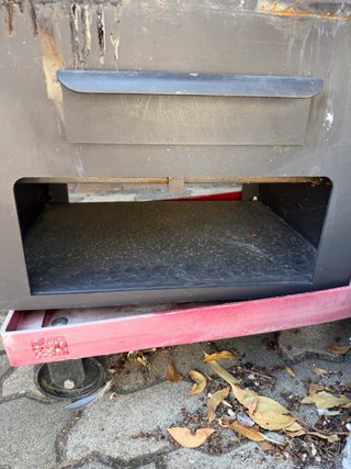 Estufa de leña de metal con ventana