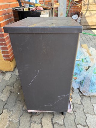 Estufa de leña de metal con ventana